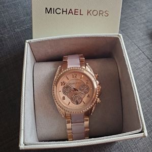 Michael Kors watch Rose Gold and Rose Quartz band so so beautiful.😍